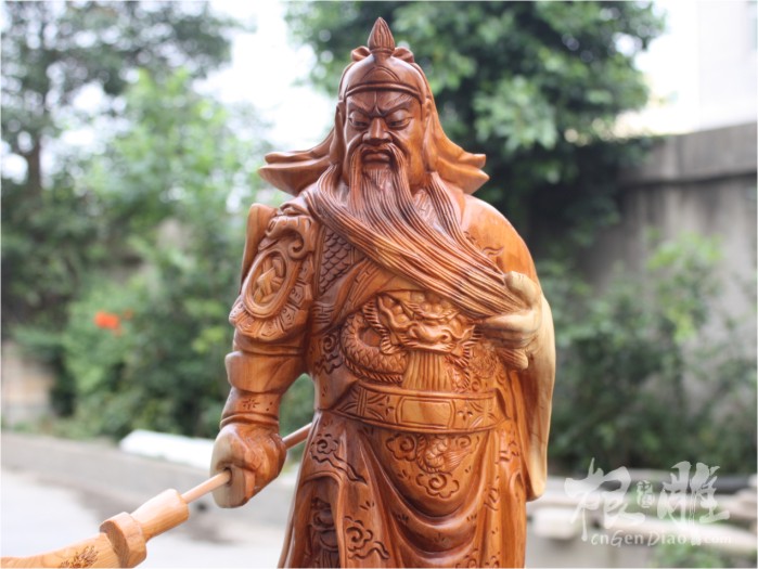 木雕关公的寓意_吉德网 在中国人民的心中,关公一直是我们尊敬之人。面目严肃,双眼有神,手持青龙偃月刀或者七星刀,威风凛凛千百年来,集忠孝节义于一身的关羽在人们心目中的地位是很高的,他勇猛、讲义气、忠贞不二的形象已经深入民心。关公是武财神,坐关公寓意招财,站关公寓意守财,骑马关公寓意抢彩,拜关公是因为关公最讲“忠、义、信、智、仁、勇” 忠肝义胆名垂青史。 如今,关公成为了掌管天下财富的神,关公像也被摆在家里当做财神像,朝夕上香供奉,求取好运,财源广进,家肥屋阔。也可以为公司专用守财之吉祥物法器雕像。 提刀关