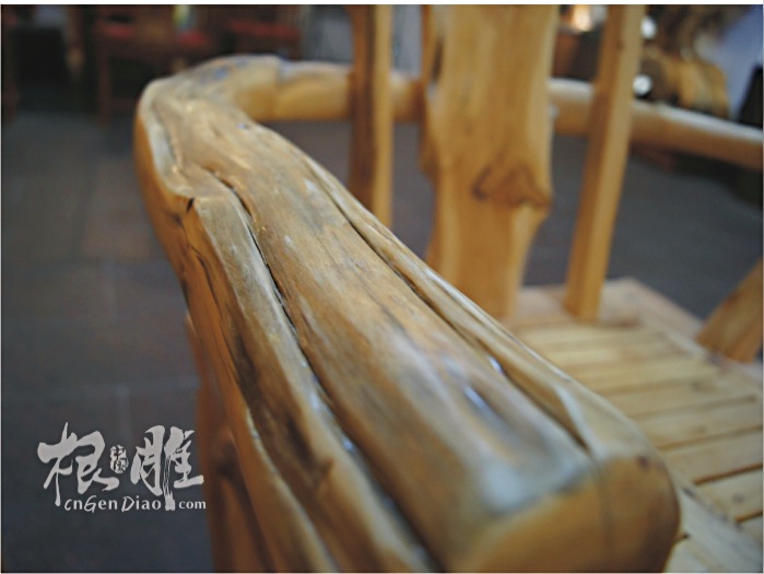 柏崖是什么木头_吉德网 崖柏属于松柏科,它与恐龙处于同一时代,在白垩纪繁盛一时,是世界上极其罕见的“活化石”物种。在民间有“千年松,万年柏”之说,其中“万年柏”即指崖柏。崖柏树根、树干、由于在极端恶劣的环境下生长,吸天地精气,并经历崖风之强力吹刮,使其形成了奇特的飘逸、弯曲、灵动的造型,木质密度高、油性大,并有着醇厚的柏木香味,而成为根雕、根艺的最佳材料.