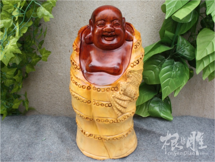 中国根雕资讯最新根雕图片-红豆杉木雕福在眼前! 尺寸:19*16*40厘米 价格:1100元 简介: 红豆杉木雕福在眼前摆件,木雕工艺品摆件,纯手工打造,造型独一无二,选材于珍贵红豆杉;雕刻师傅以弥勒佛、蝙蝠为雕刻题材,弥勒佛面带微笑,憨态可掬,蝙蝠停留于弥勒佛眼前,蝠通福,作品有着福在眼前的吉祥寓意;此作品适合家居,公司等场合装饰用。当然如此高档美观的弥勒佛造型也不失为送礼和个人收藏的上选。 红豆杉木雕福在眼前A: